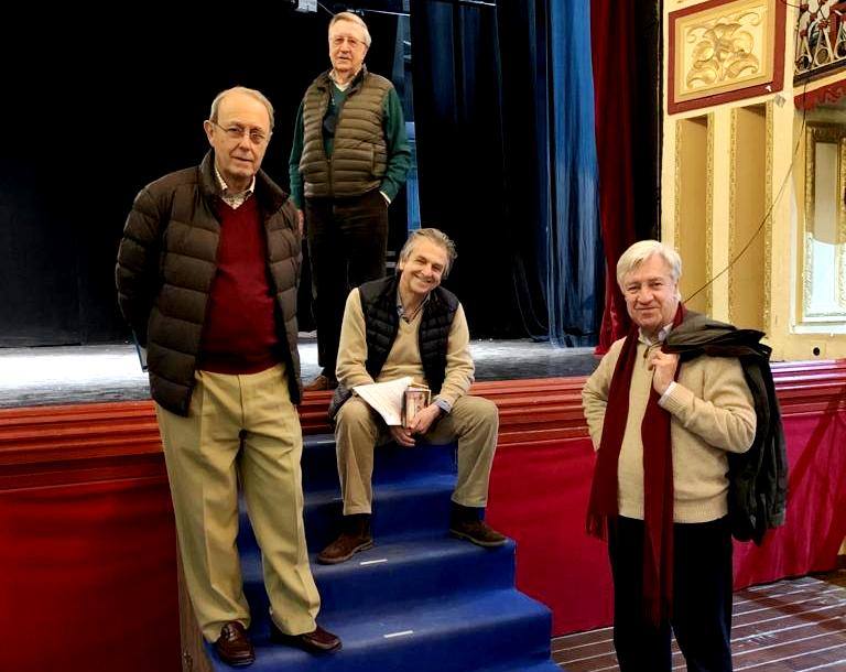 De izda. a dcha: Joaquín de Cárdenas (director y actor), Manuel Sainz de Vicuña, Félix Guerrero (técnico de iluminación y sonido) y Ángel Gortázar. 