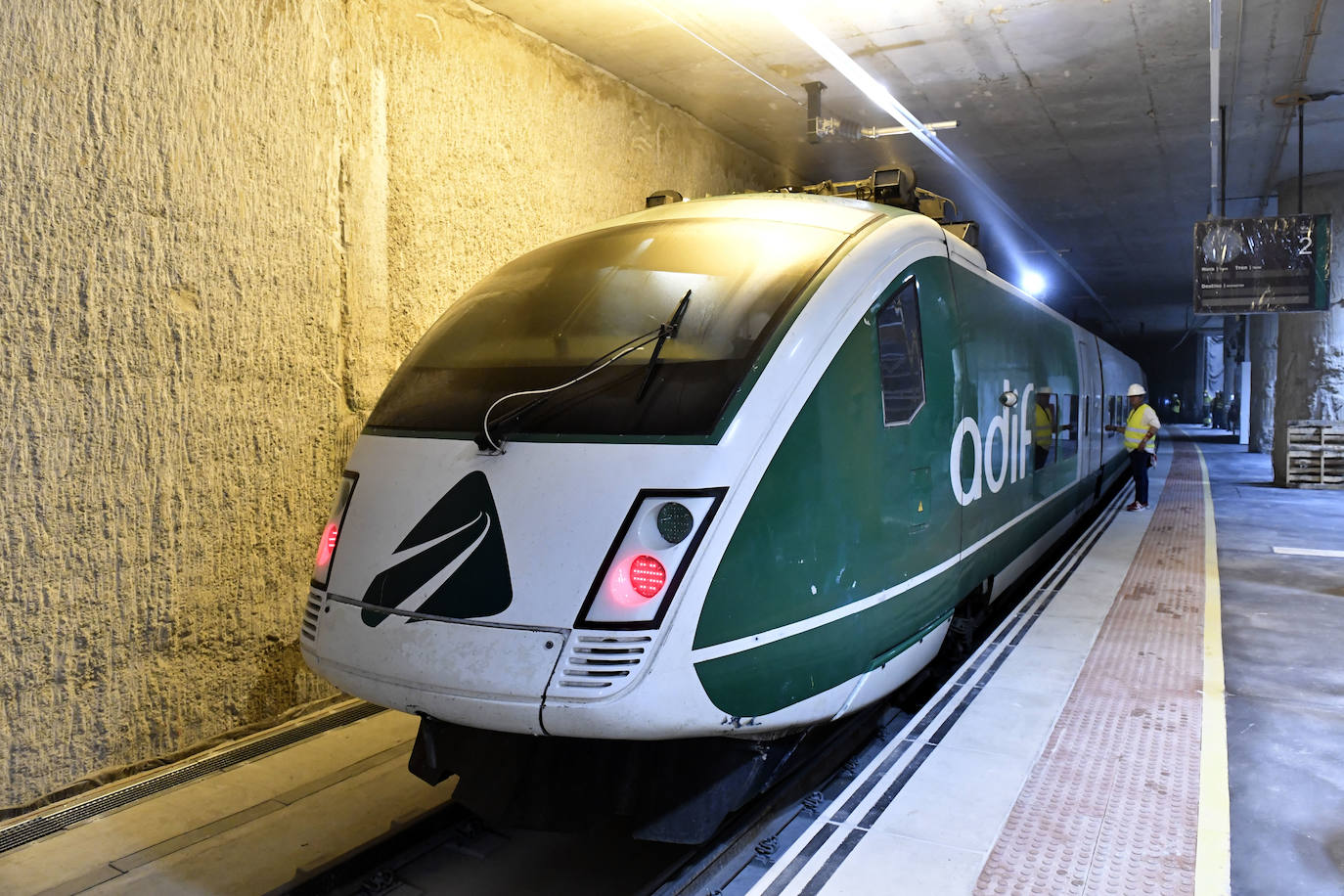 Fotos: Adif centra las primeras pruebas del AVE en comprobar que la catenaria está en su sitio