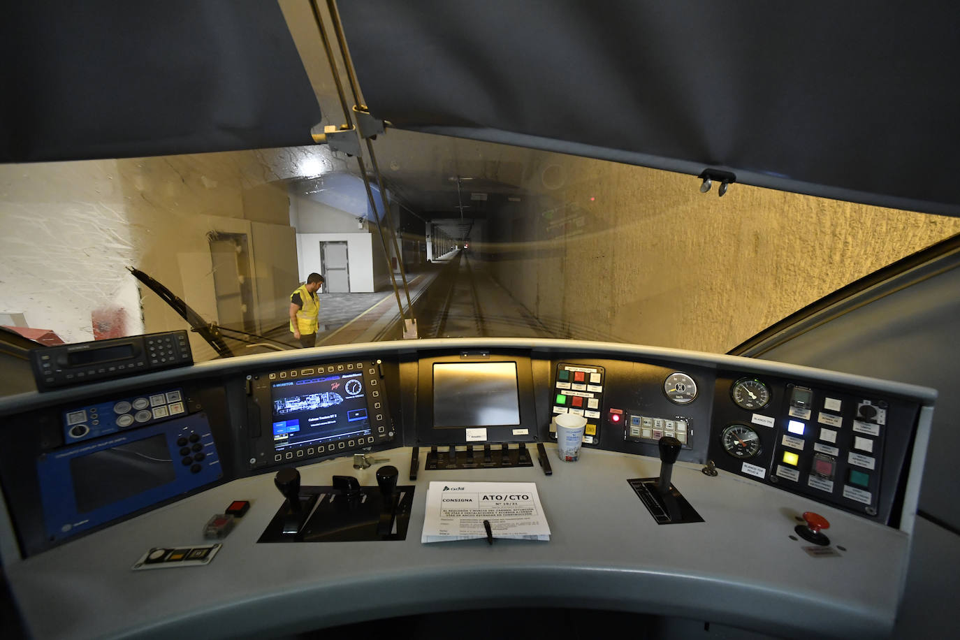 Fotos: Adif centra las primeras pruebas del AVE en comprobar que la catenaria está en su sitio