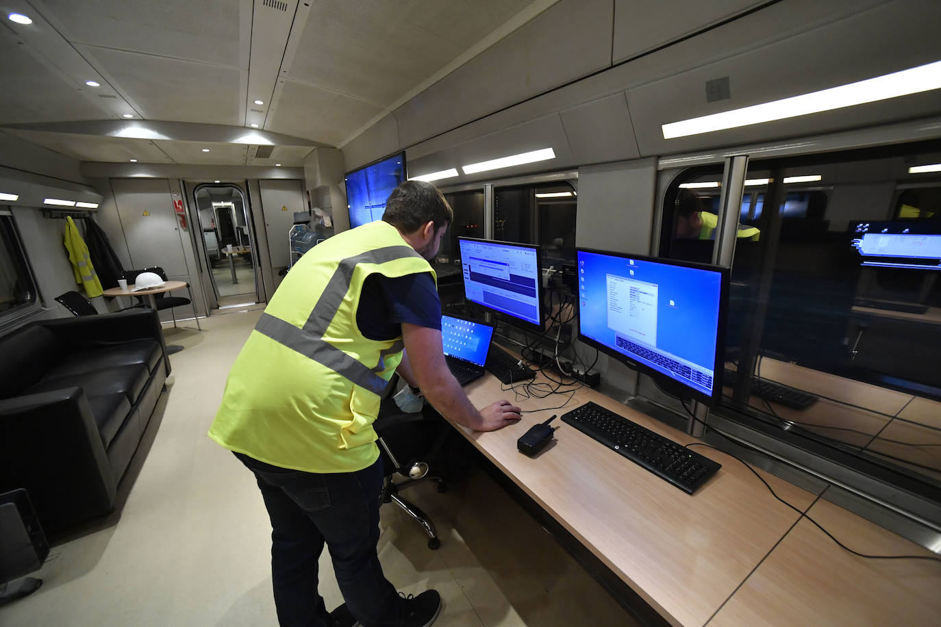 Fotos: Adif centra las primeras pruebas del AVE en comprobar que la catenaria está en su sitio