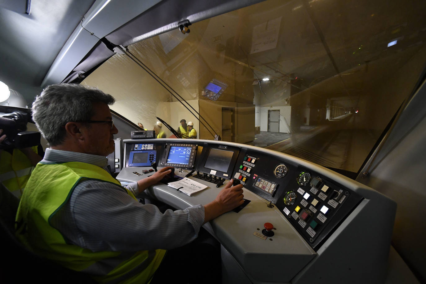 Fotos: Adif centra las primeras pruebas del AVE en comprobar que la catenaria está en su sitio