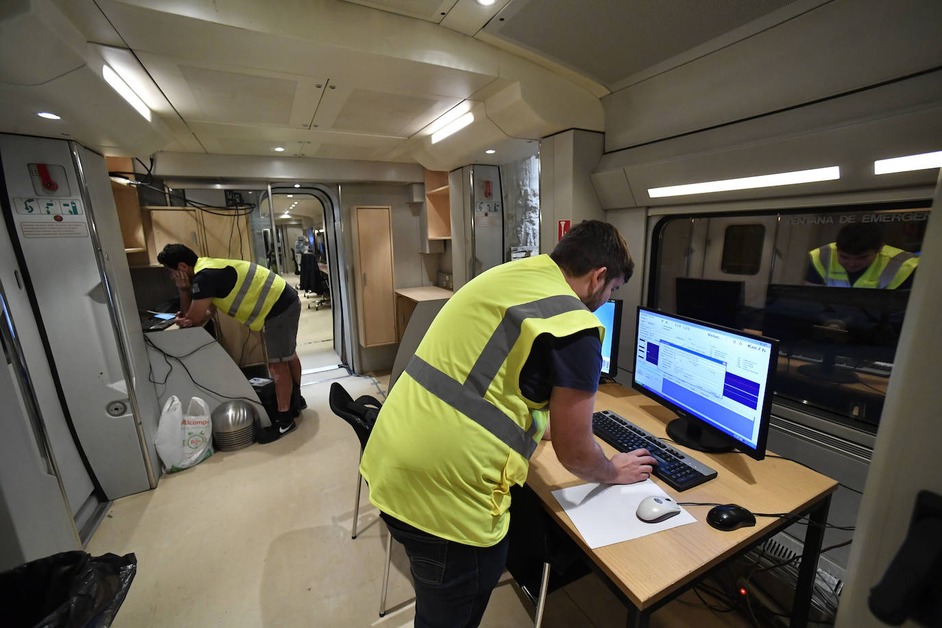 Fotos: Adif centra las primeras pruebas del AVE en comprobar que la catenaria está en su sitio