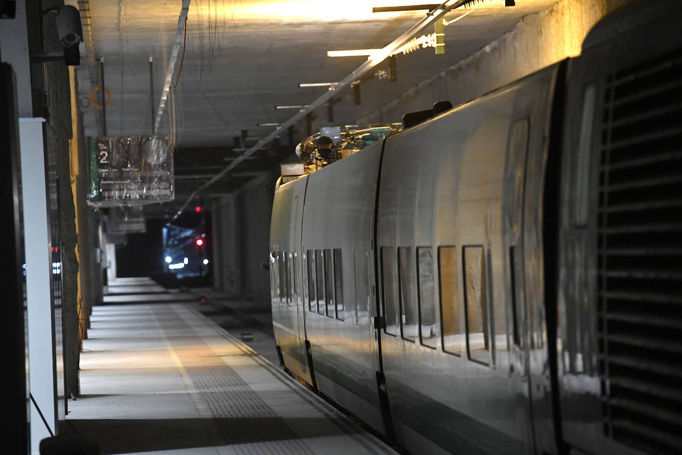 Fotos: Adif centra las primeras pruebas del AVE en comprobar que la catenaria está en su sitio