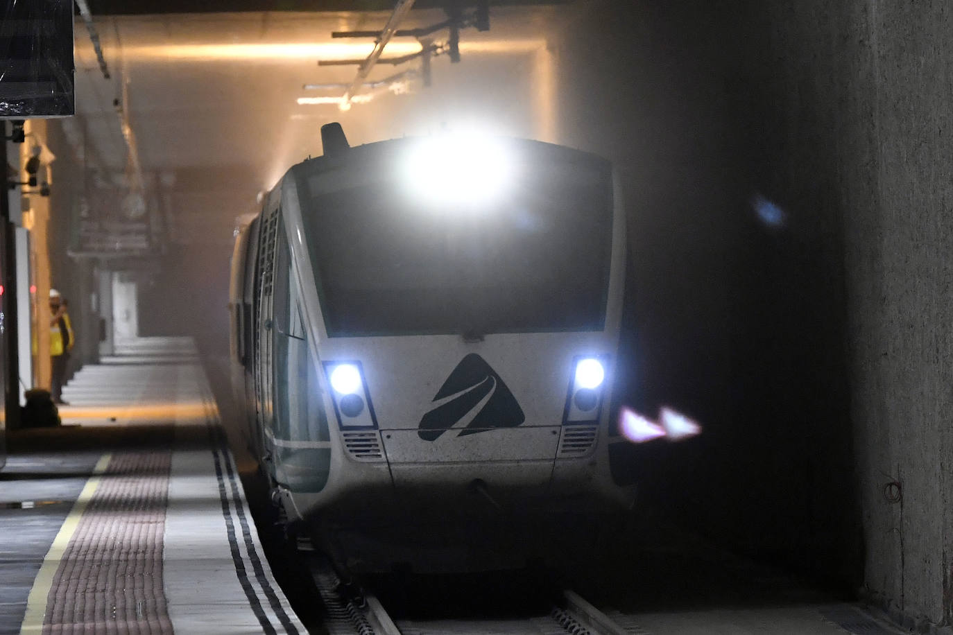 Fotos: Adif centra las primeras pruebas del AVE en comprobar que la catenaria está en su sitio