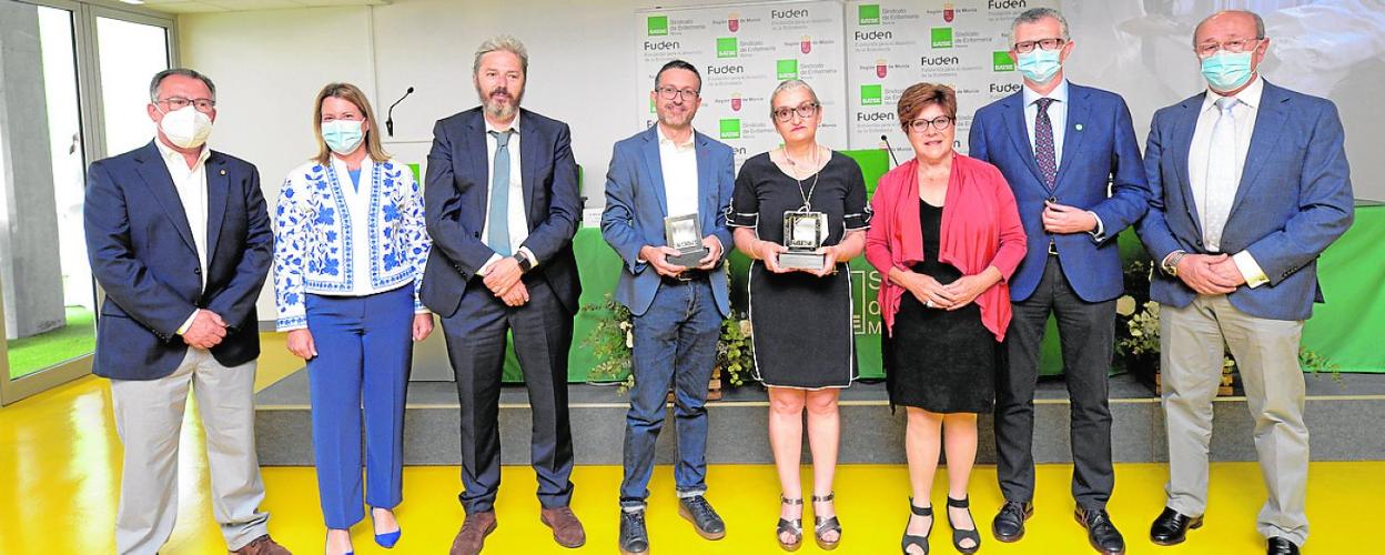 Pablo Fernández y Mercedes García (de Satse), Alberto Aguirre y Javier P. Parra (director y redactor de LA VERDAD), Remedios Gómez (061), Carmen Rico (Asoc. Usuarios), el consejero Pedreño y José A. Blaya (Satse). 