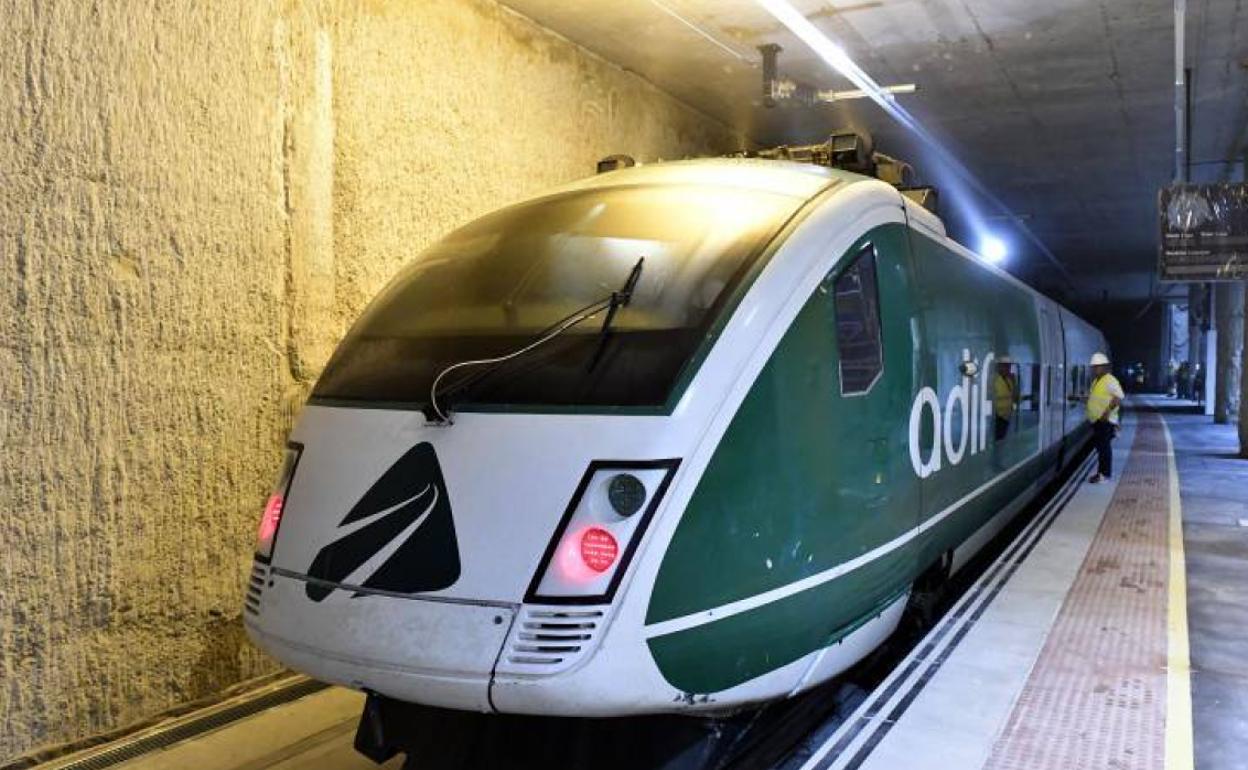 Tren laboratorio, que realizó el jueves por la noche las pruebas en la catenaria de las vías de Alta Velocidad entre Beniel y la estación de El Carmen.