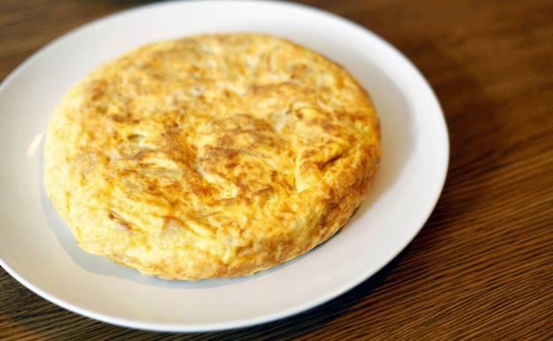 Los mejores trucos para darle la vuelta a la tortilla de patatas sin incidentes