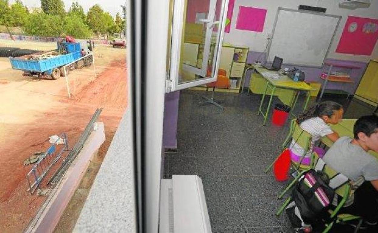 Imagen de archivo de obras en el patio del colegio delLlano del Beal. 