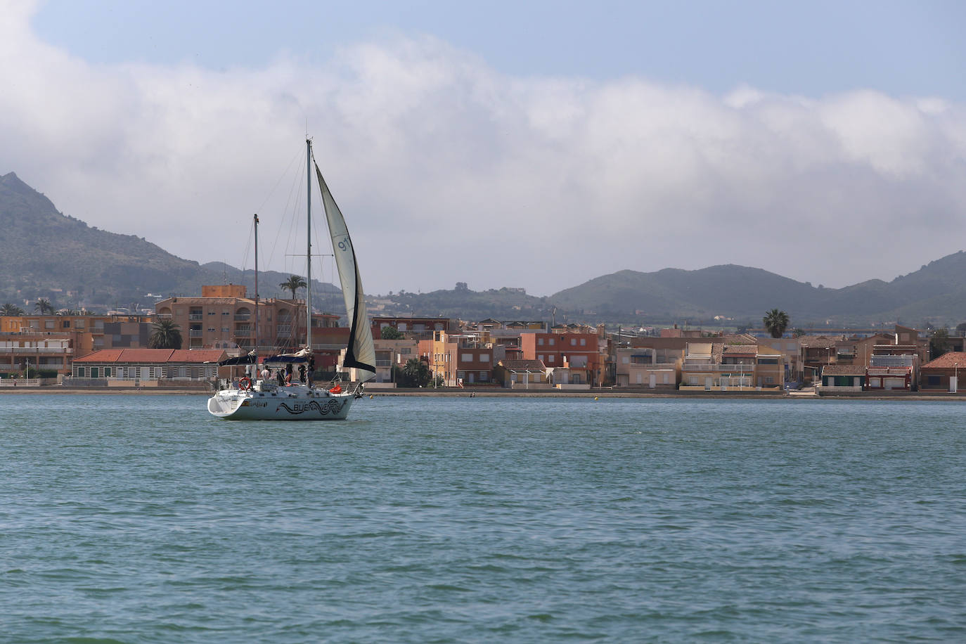 Un barco navega por el Mar Menor en Los Nietos. 