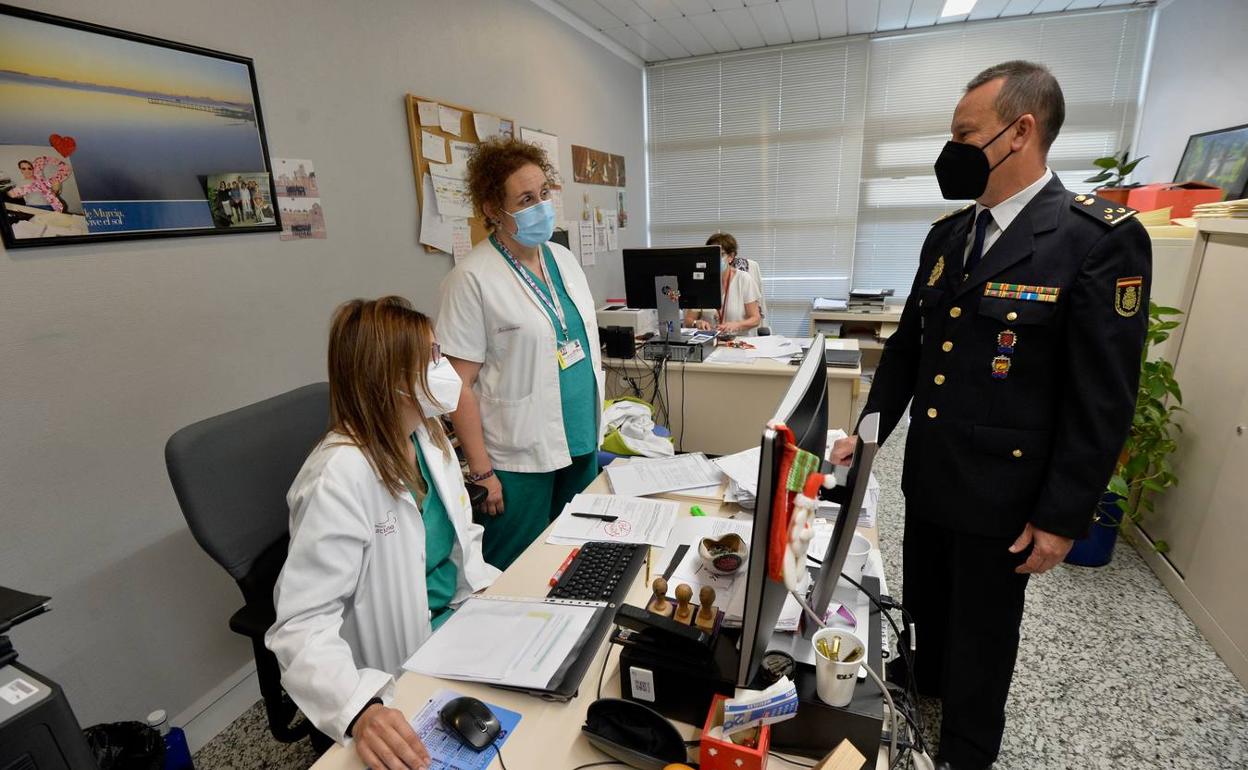 El interlocutor de la Policía Nacional, Manuel Buitrago, habla con dos sanitarias. 