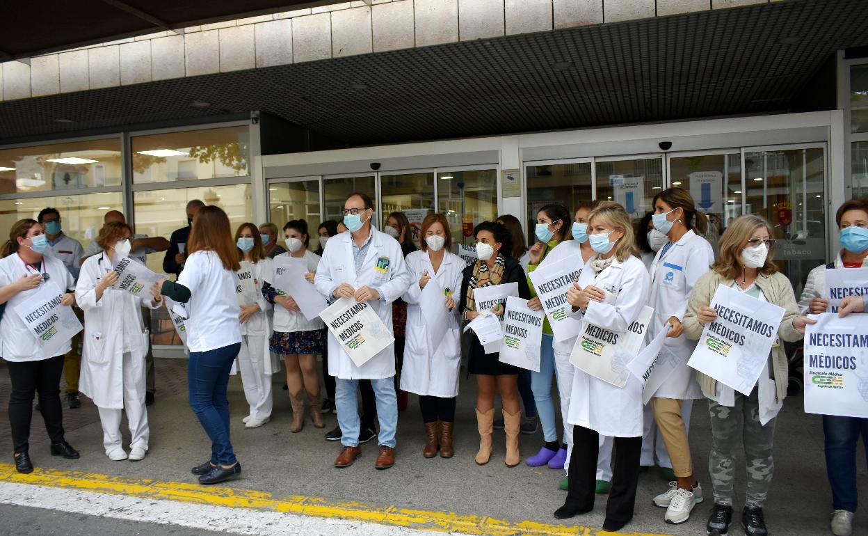 Protesta por el déficti de médicos en el Hospital del Noroeste, en Caravaca de la Cruz, el pasado mes de octubre.