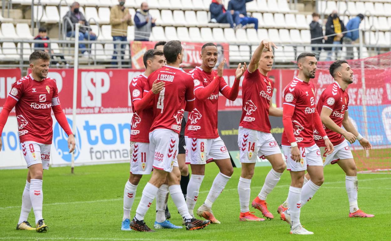 Los jugadores del Real Murcia celebran un gol en un encuentro de esta temporada.