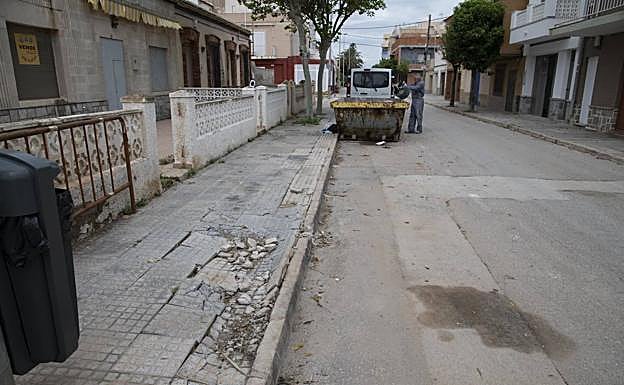 Acera rota en la calle Antonio Reverte de Los Urrutias. 