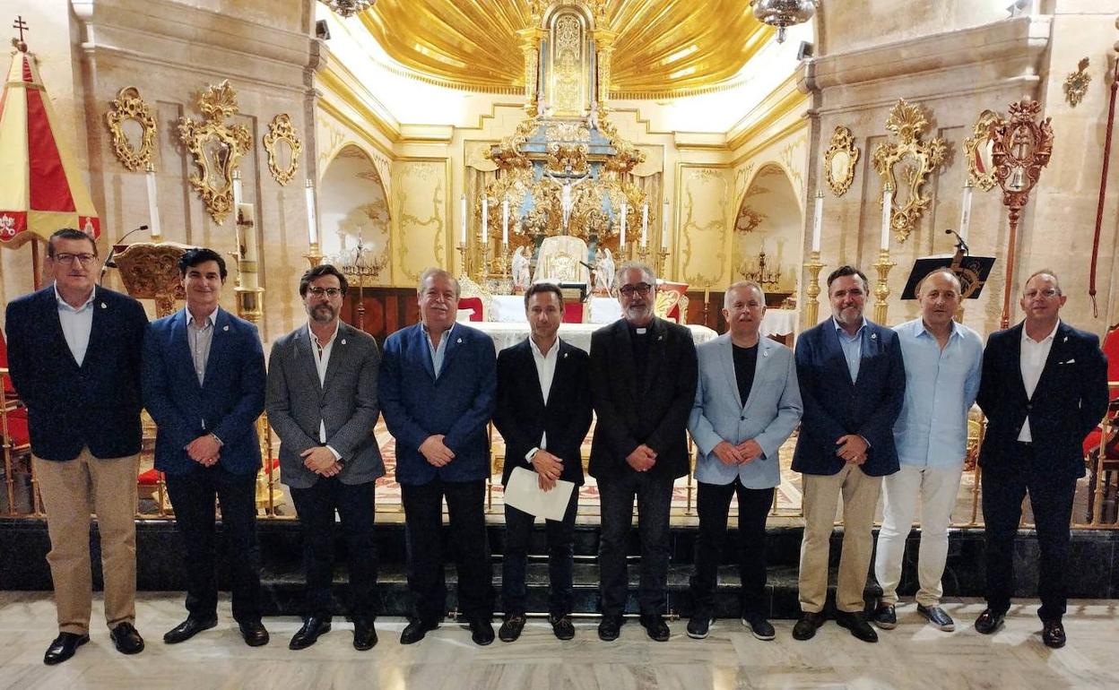 Rafaelillo, en el centro, junto al hermano mayor de la Cofradía de la Vera Cruz, Luis Melgarejo, y el rector de la basílica, Emilio Sánchez: y otros componentes de la Junta Representativa. 