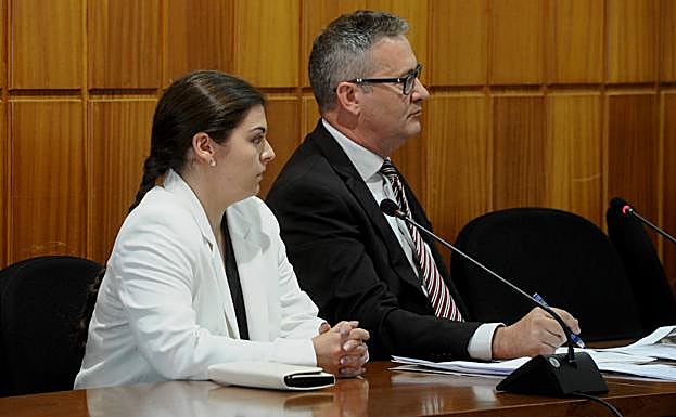 La acusada, Sandra M., junto a su abogado defensor, en el transcurso del juicio ante la Audiencia.