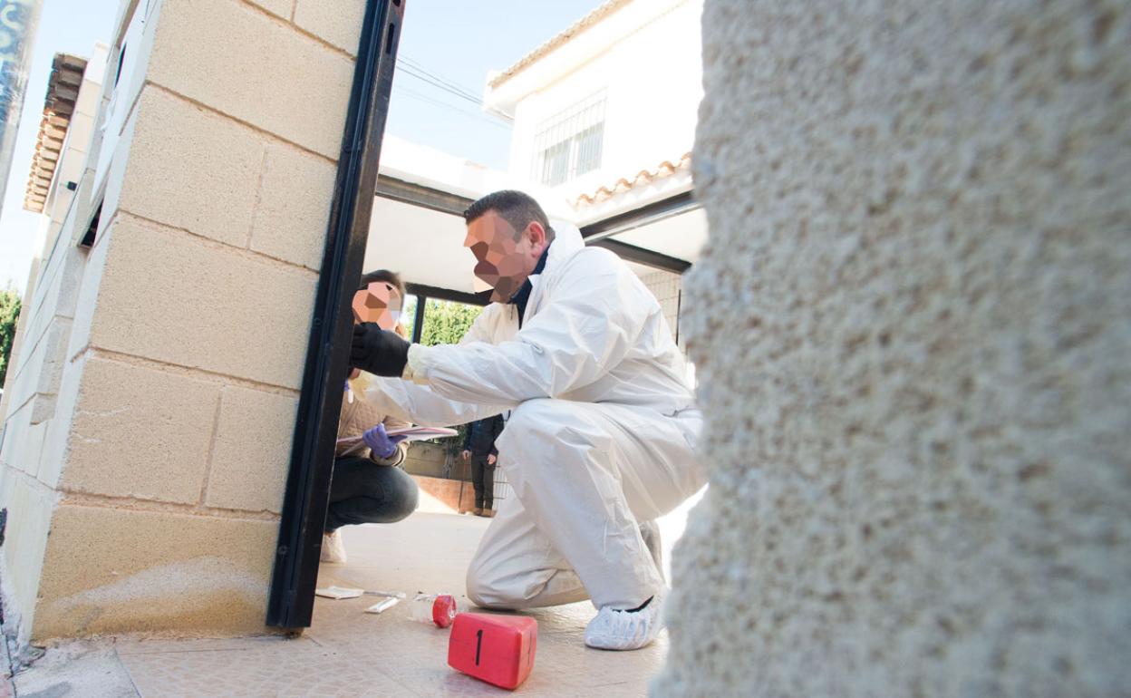 El perito investigado, F. J. L. T., en la reconstrucción de un crimen en Las Torres de Cotillas en 2019. 