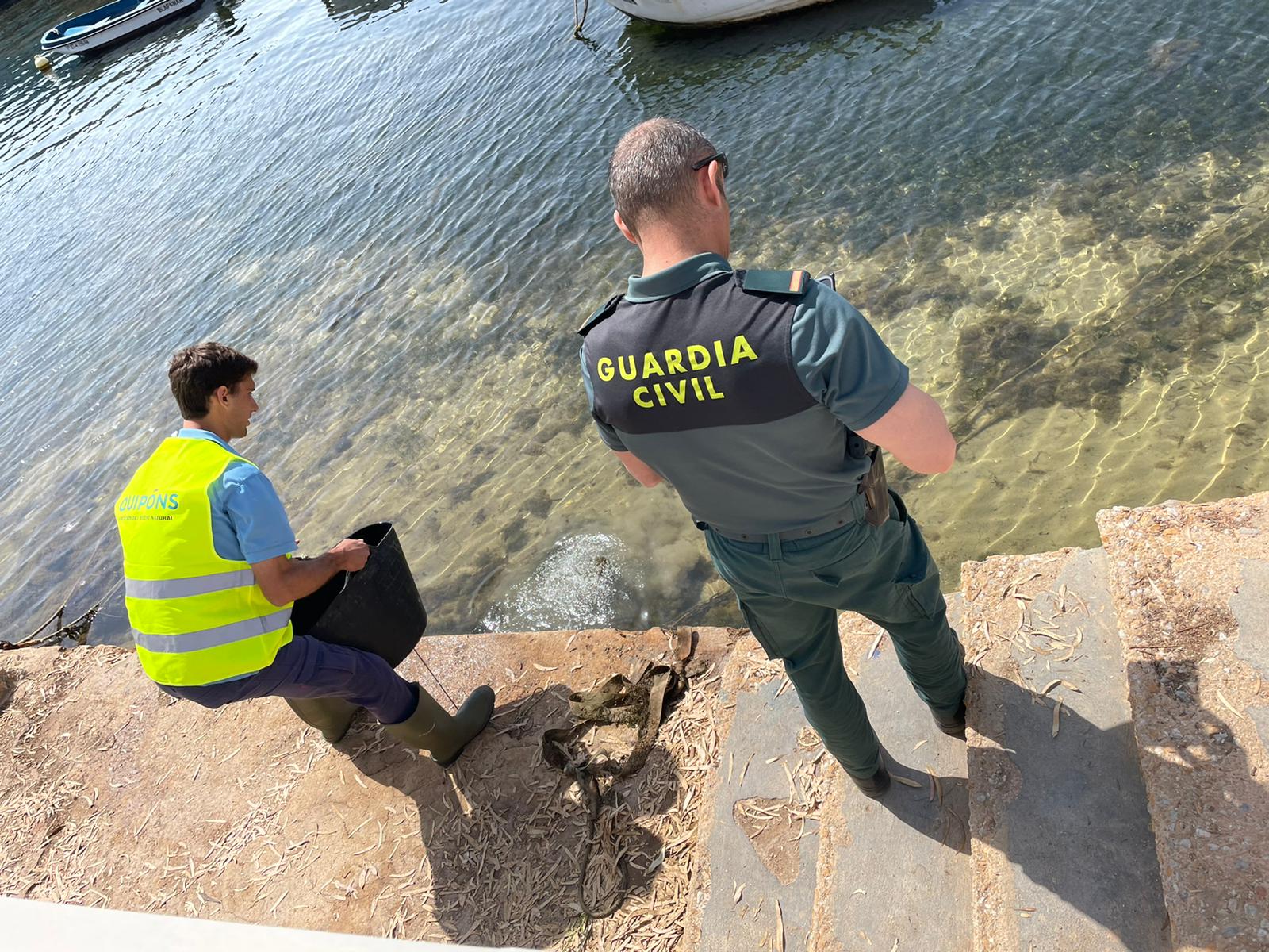 Un agente medioambiental junto a otro de la Guardia Civil, este miércoles, en Santiago de la Ribera.