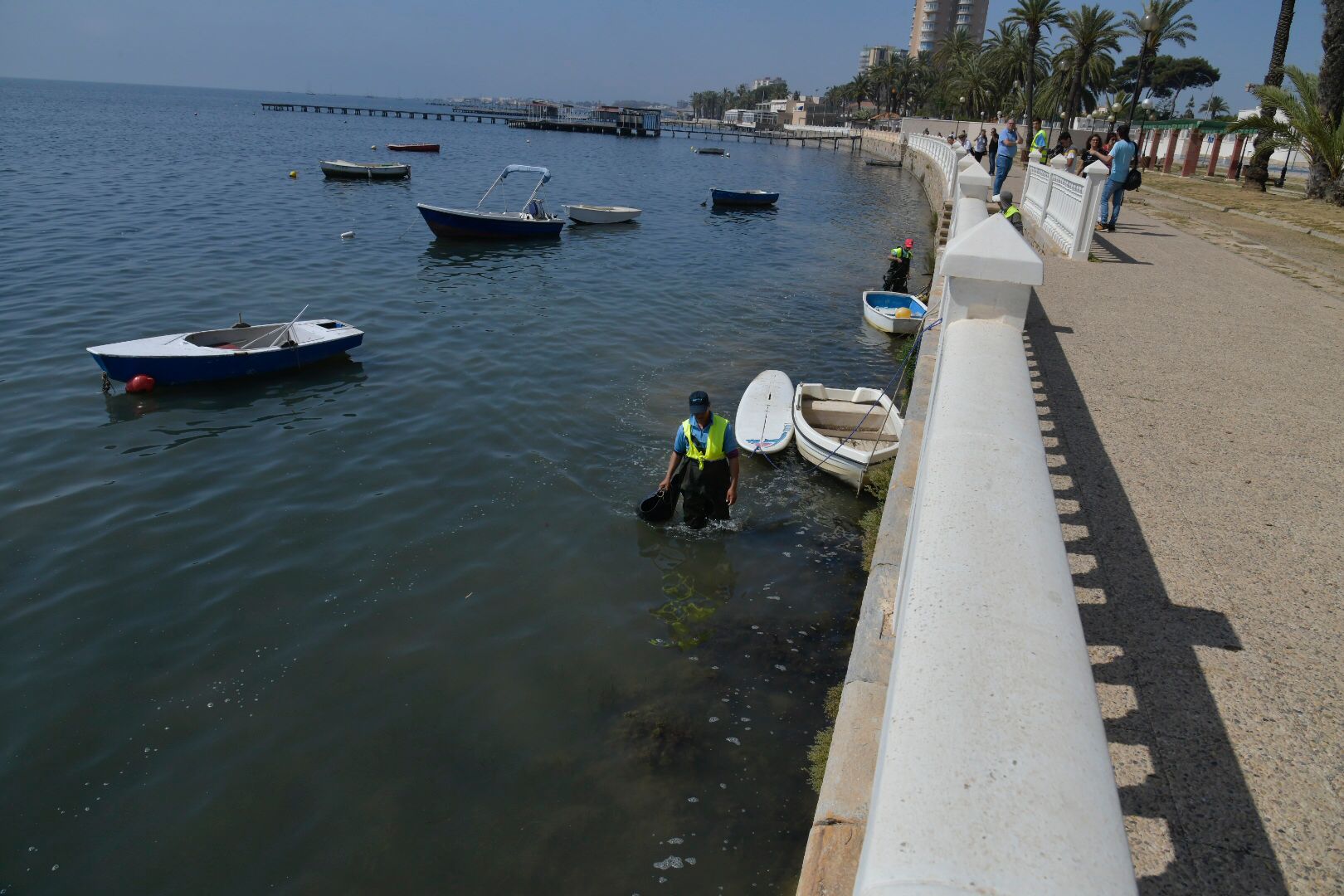 Un agente medioambiental junto a otro de la Guardia Civil, este miércoles, en Santiago de la Ribera.