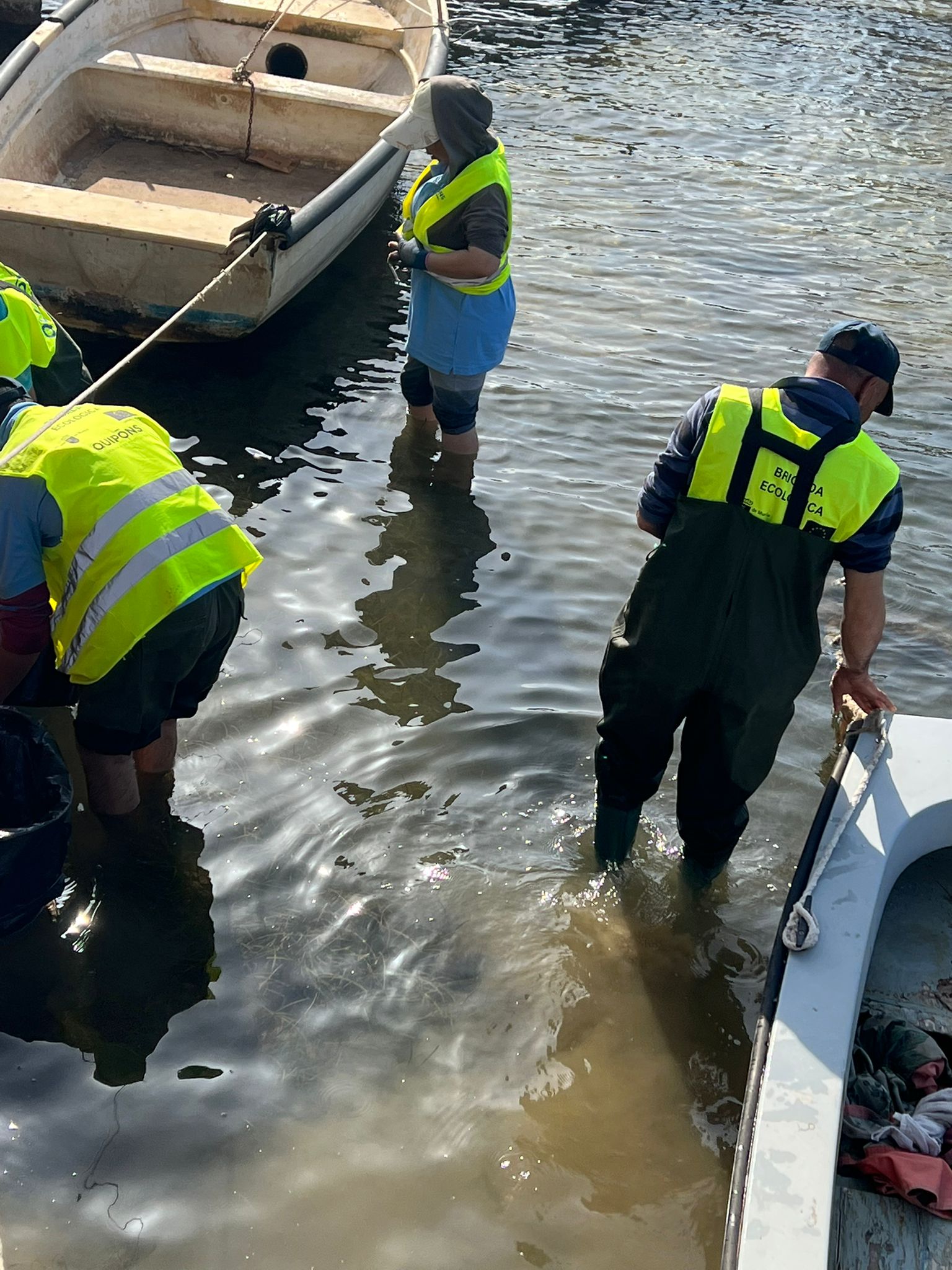 Un agente medioambiental junto a otro de la Guardia Civil, este miércoles, en Santiago de la Ribera.