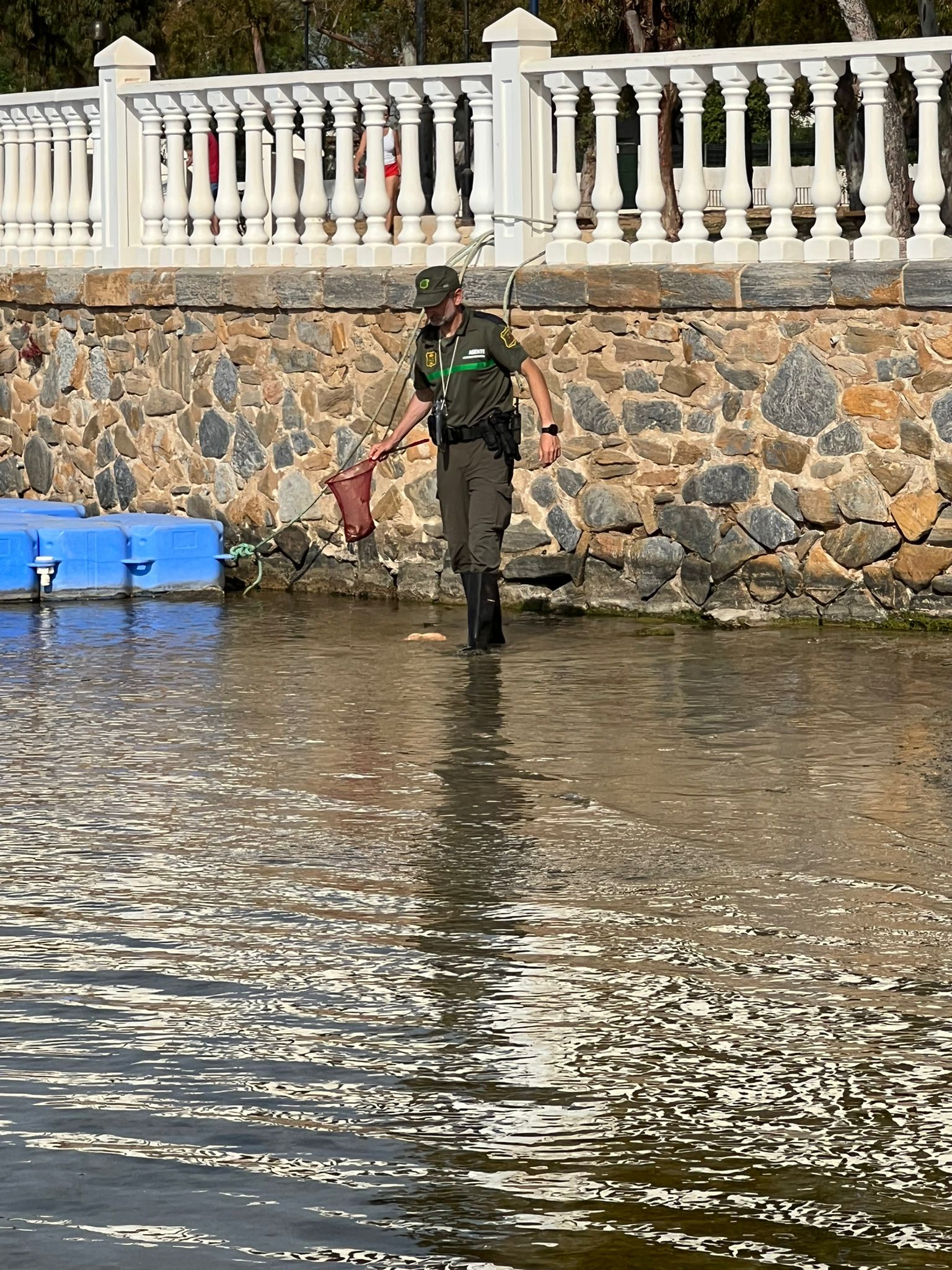 Un agente medioambiental junto a otro de la Guardia Civil, este miércoles, en Santiago de la Ribera.