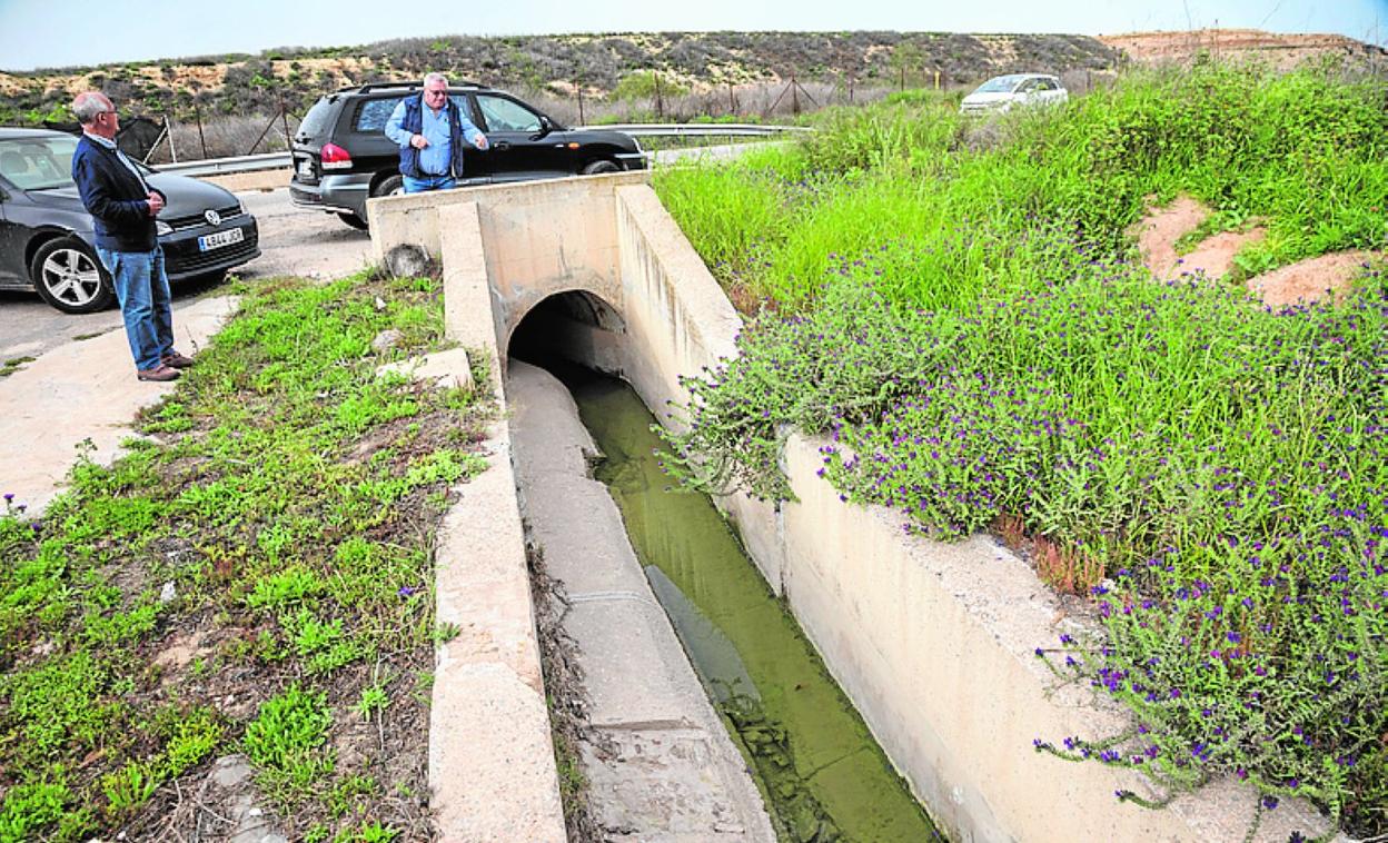 Dos vecinos, en abril ante un reguero procedente del área de Zinsa. 