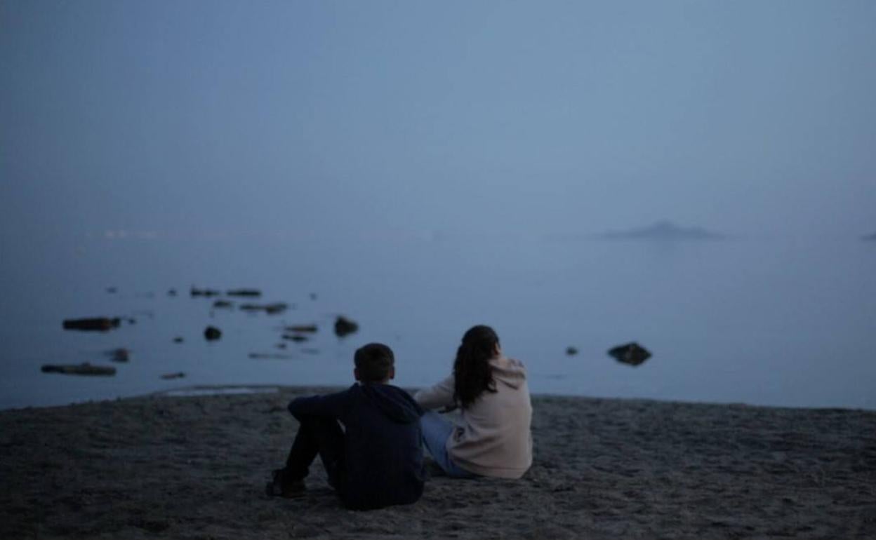 Sofía y Hugo mirando el horizonte del Mar Menor, con las islas al fondo. 