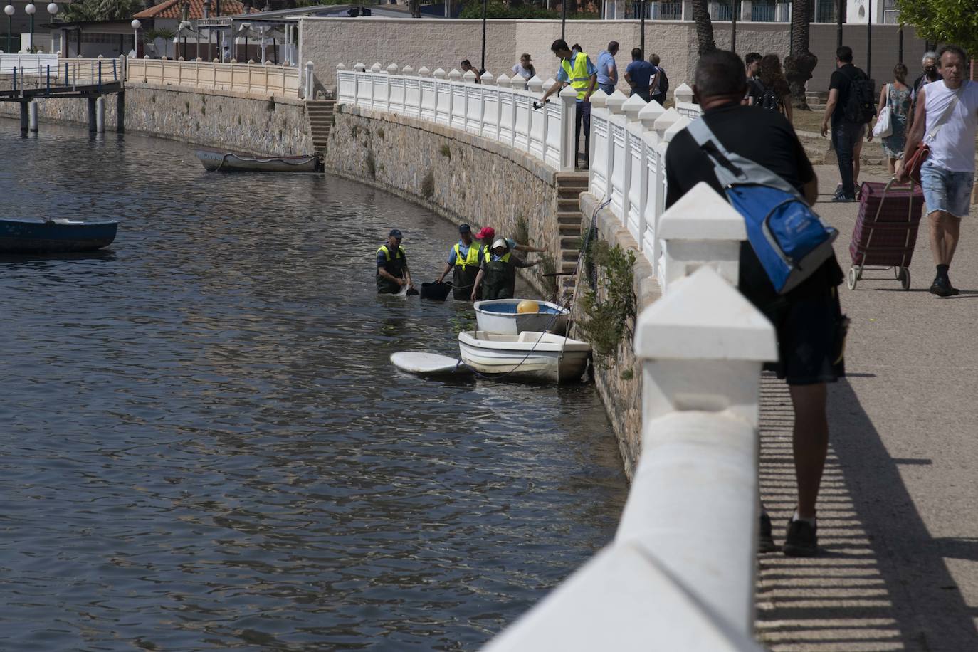 Un agente medioambiental junto a otro de la Guardia Civil, este miércoles, en Santiago de la Ribera.