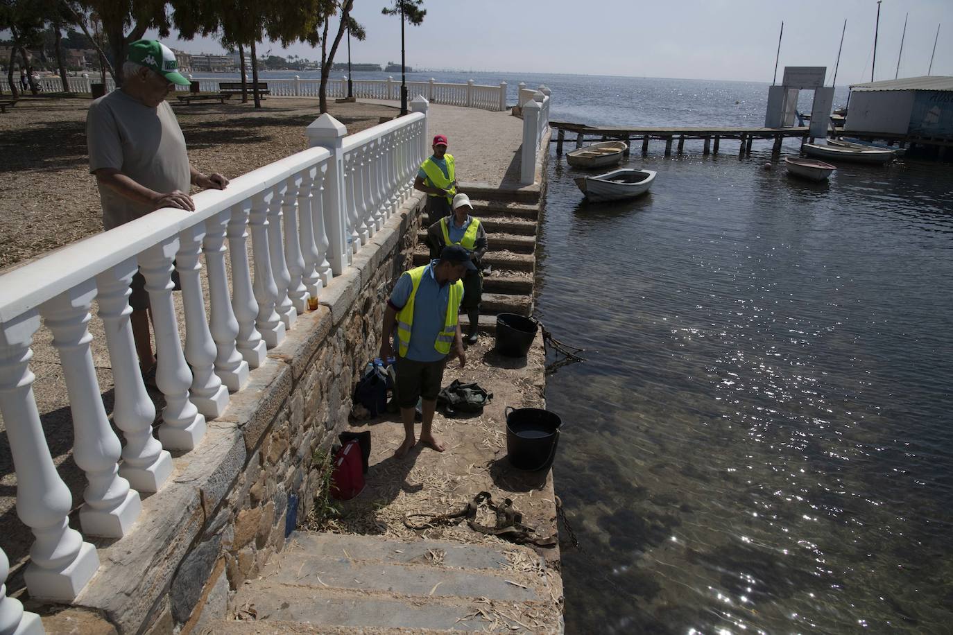 Un agente medioambiental junto a otro de la Guardia Civil, este miércoles, en Santiago de la Ribera.