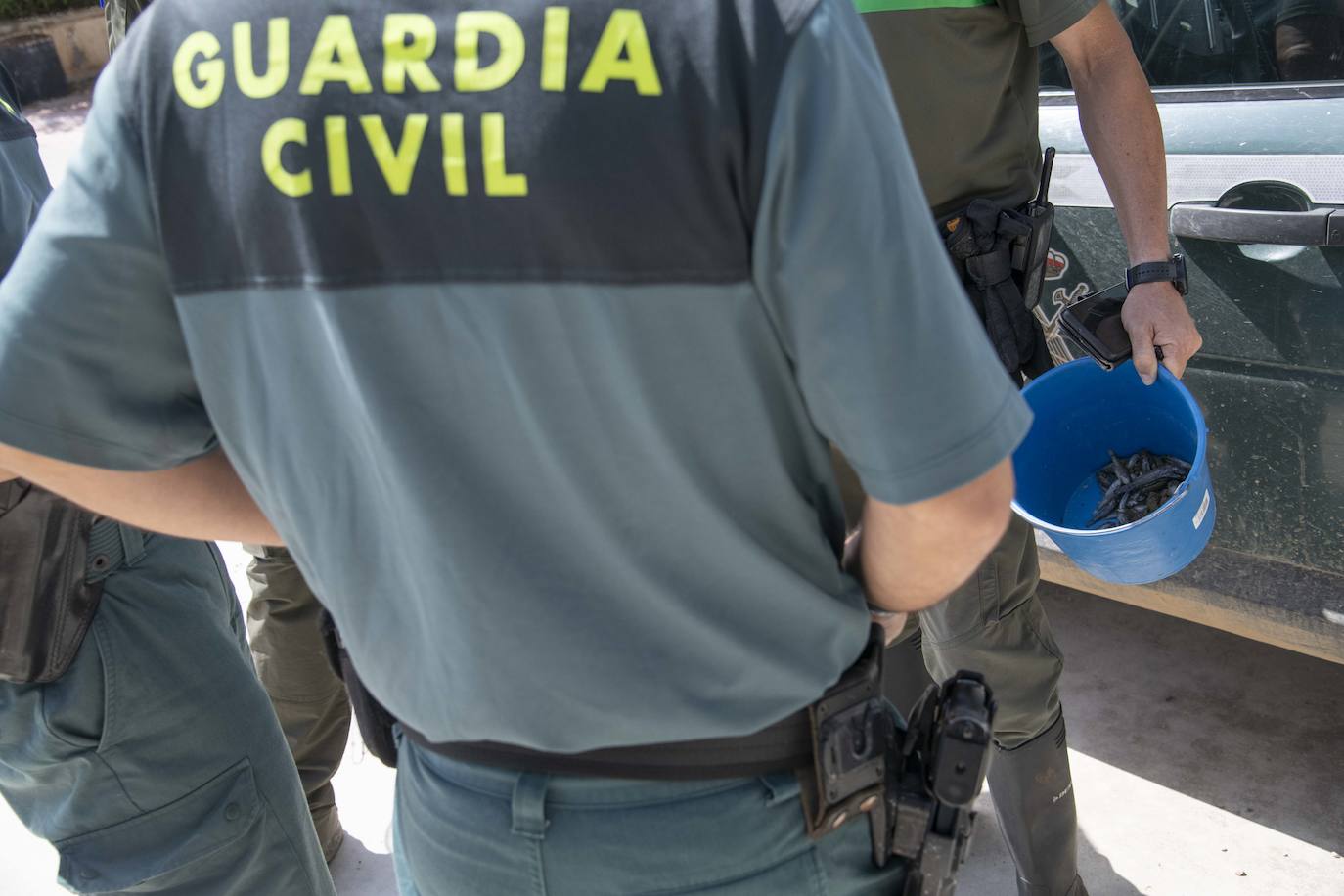 Un agente medioambiental junto a otro de la Guardia Civil, este miércoles, en Santiago de la Ribera.