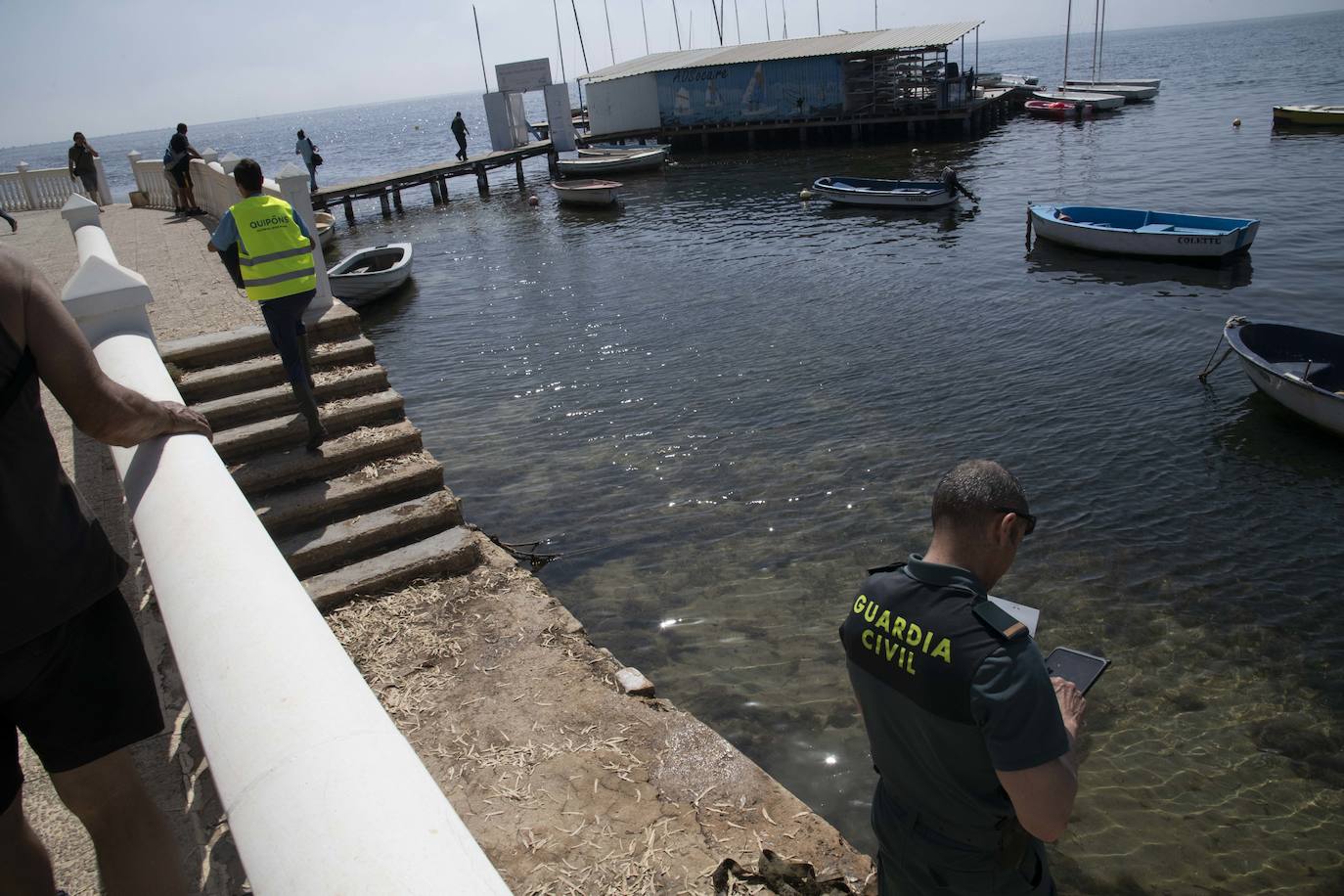 Un agente medioambiental junto a otro de la Guardia Civil, este miércoles, en Santiago de la Ribera.