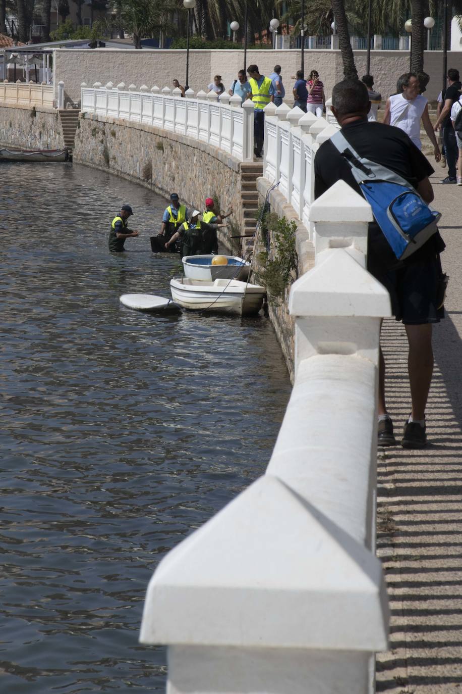 Un agente medioambiental junto a otro de la Guardia Civil, este miércoles, en Santiago de la Ribera.