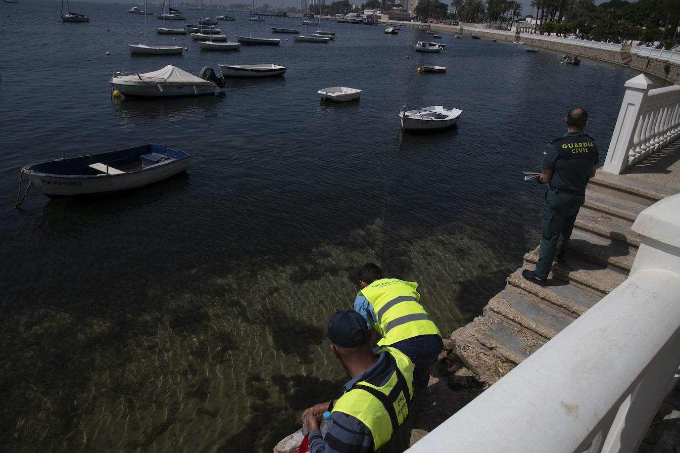 Un agente medioambiental junto a otro de la Guardia Civil, este miércoles, en Santiago de la Ribera.