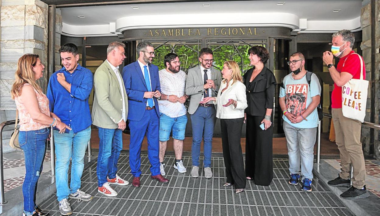 Diputados del PSOE y el colectivo LGTBI, en la Asamblea. 