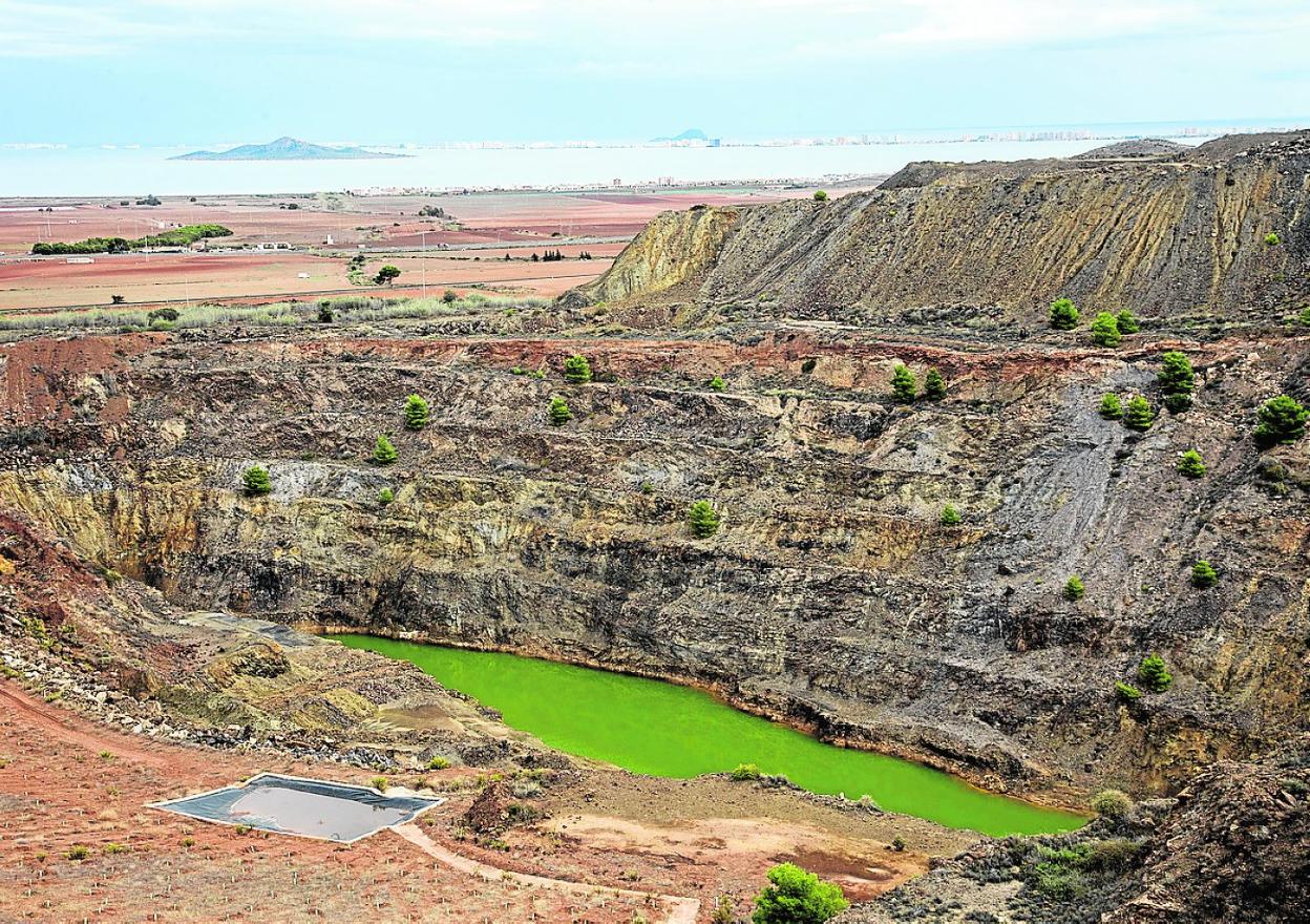 El depósito minero Los Blancos, a la derecha, con el Mar Menor al fondo. La foto es de 2018. 