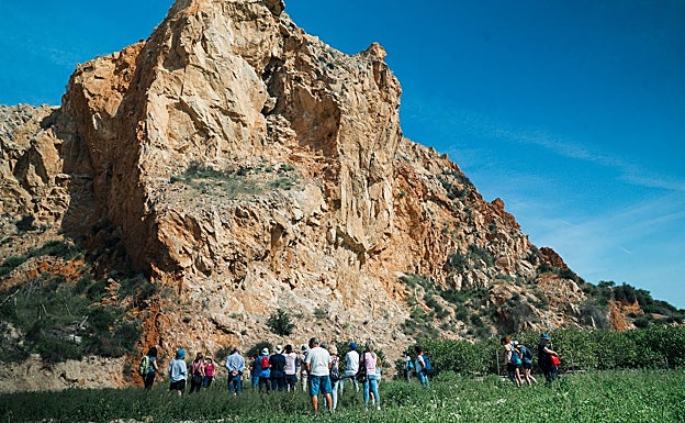 Senderistas en una ruta guiada por los alrededores de la cantera de La Cueva, en Monteagudo. 