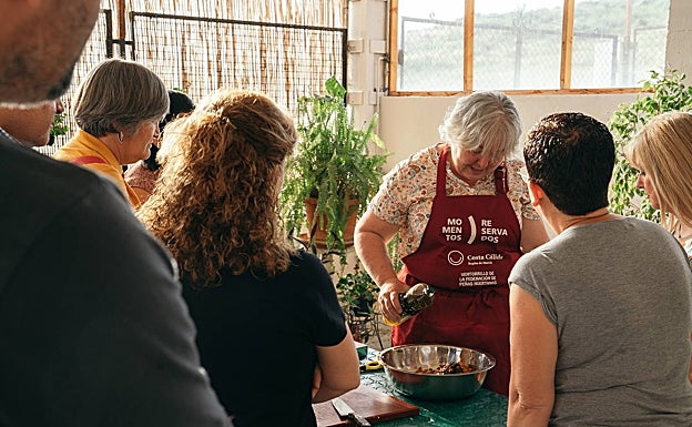 La gastrónoma Natividad Aznar elabora una receta tradicional. 