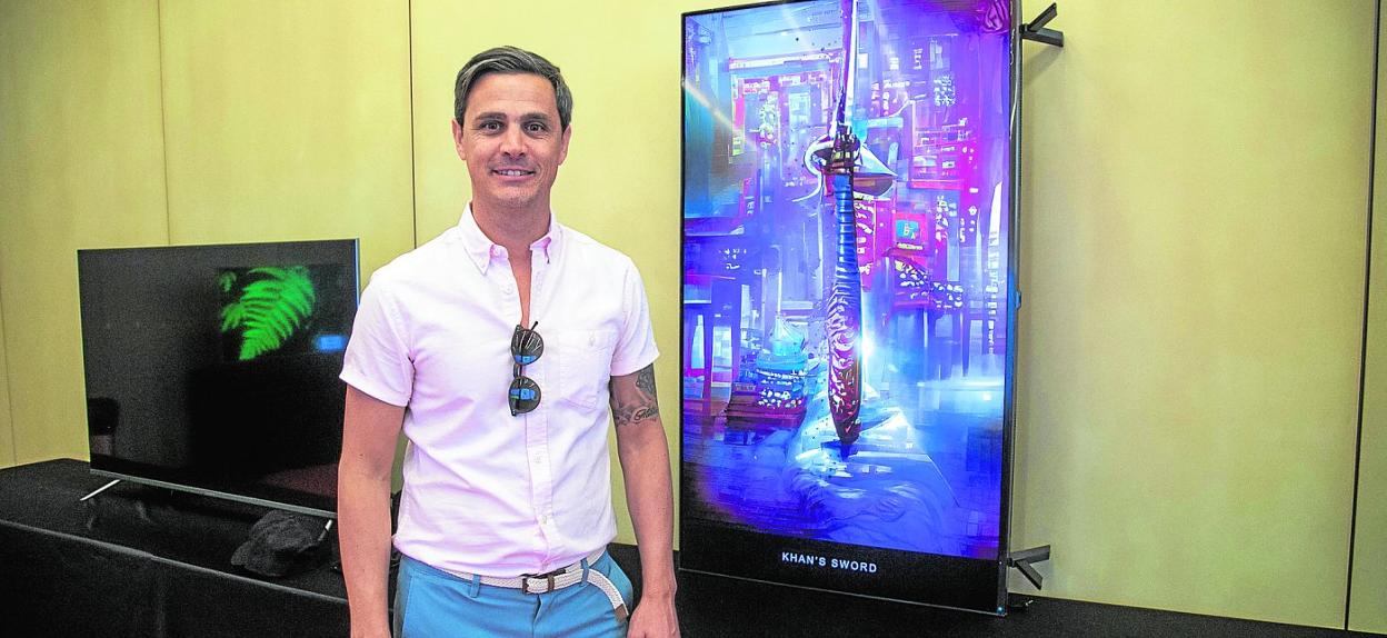 Toni Moral, exfutbolista del Efesé, posa con uno de los cromos digitales que presenta estos días en El Batel. 