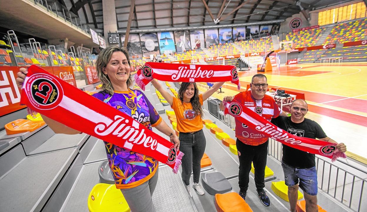 De izquierda a derecha, Pilar Carreño, Mari Ángeles Boluda, Juan Francisco Carbón y Fernando Alcalá, aficionados del Jimbee. 