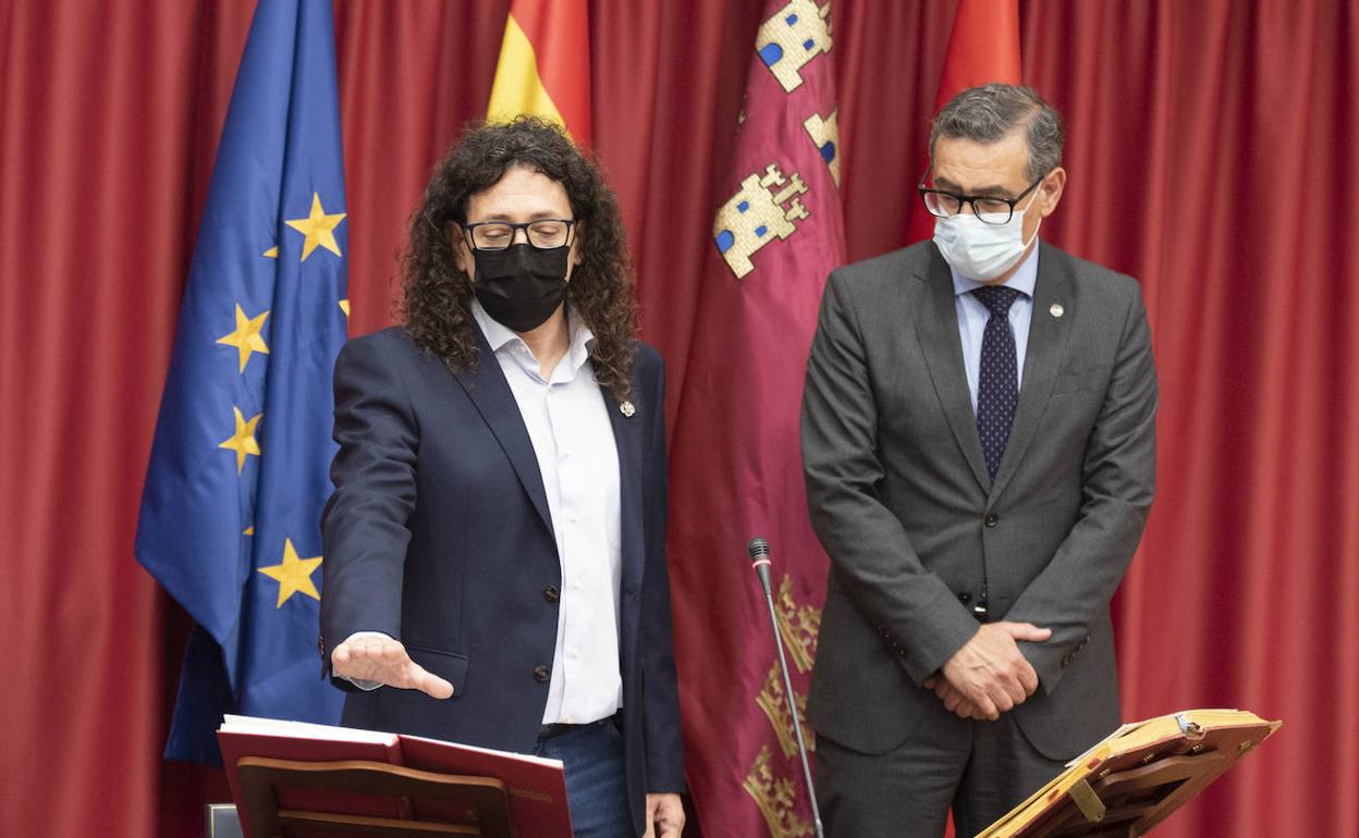 Alberto del Valle, junto al rector de la UMU, José Luján, durante el acto de toma de posesión.
