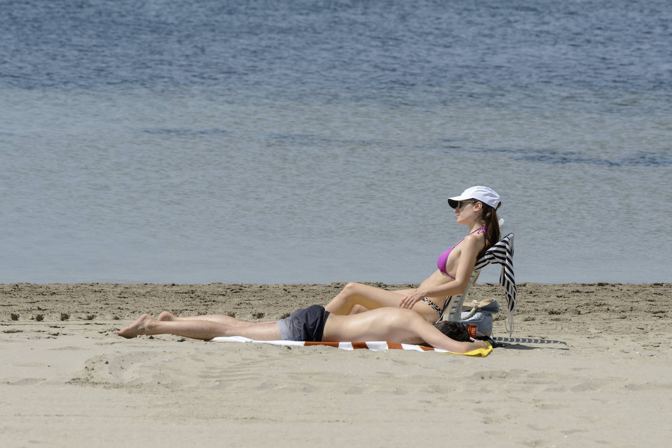 Fotos: El verano también se adelanta en las playas de la Región de Murcia