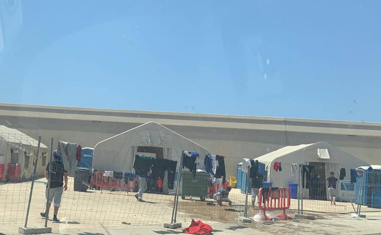 Inmigrantes argelinos, esta semana en el campamento de Escombreras.