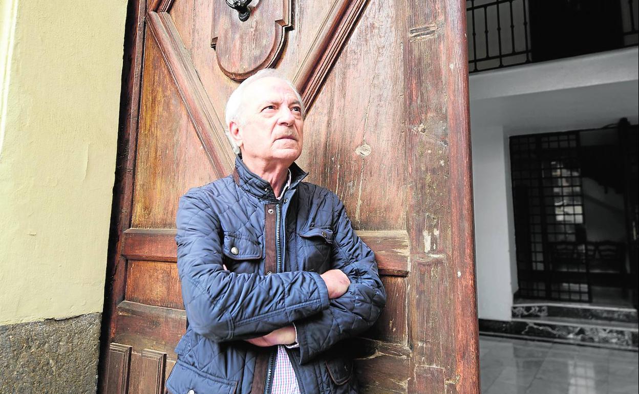 Salvador García Jiménez (Cehegín, 1944), en la plaza de Romea de Murcia.