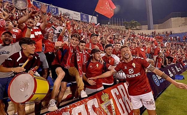 Galería. La afición grana en su desplazamiento al Rico Pérez.