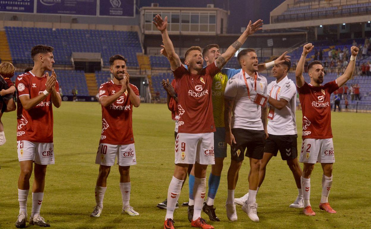Los jugadores del Real Murcia celebran la victoria ante el Rayo Cantabria.