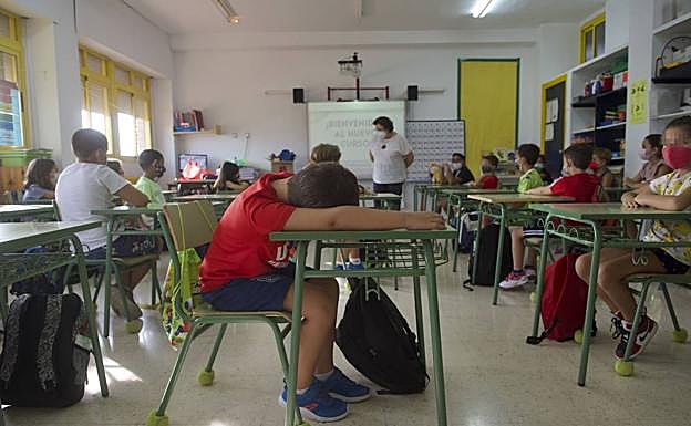 Alumnos atienden en clase en un colegio de Murcia. 