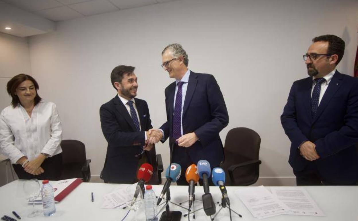 El consejero de Salud, Juan José Pedreño, y el presidente del colegio oficial de Odontólogos de la Región de Murcia, Pedro Caballero, informan del convenio para la prestación sanitaria en materia bucodental.