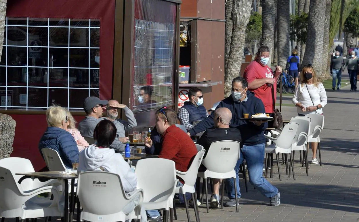 Los problemas para contratar personal frenan el inicio de la campaña  estival en la hostelería | La Verdad