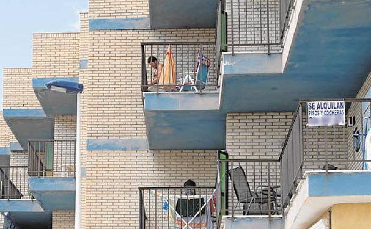 Pisos en alquiler en una playa del Mar Menor, en una imagen de archivo.