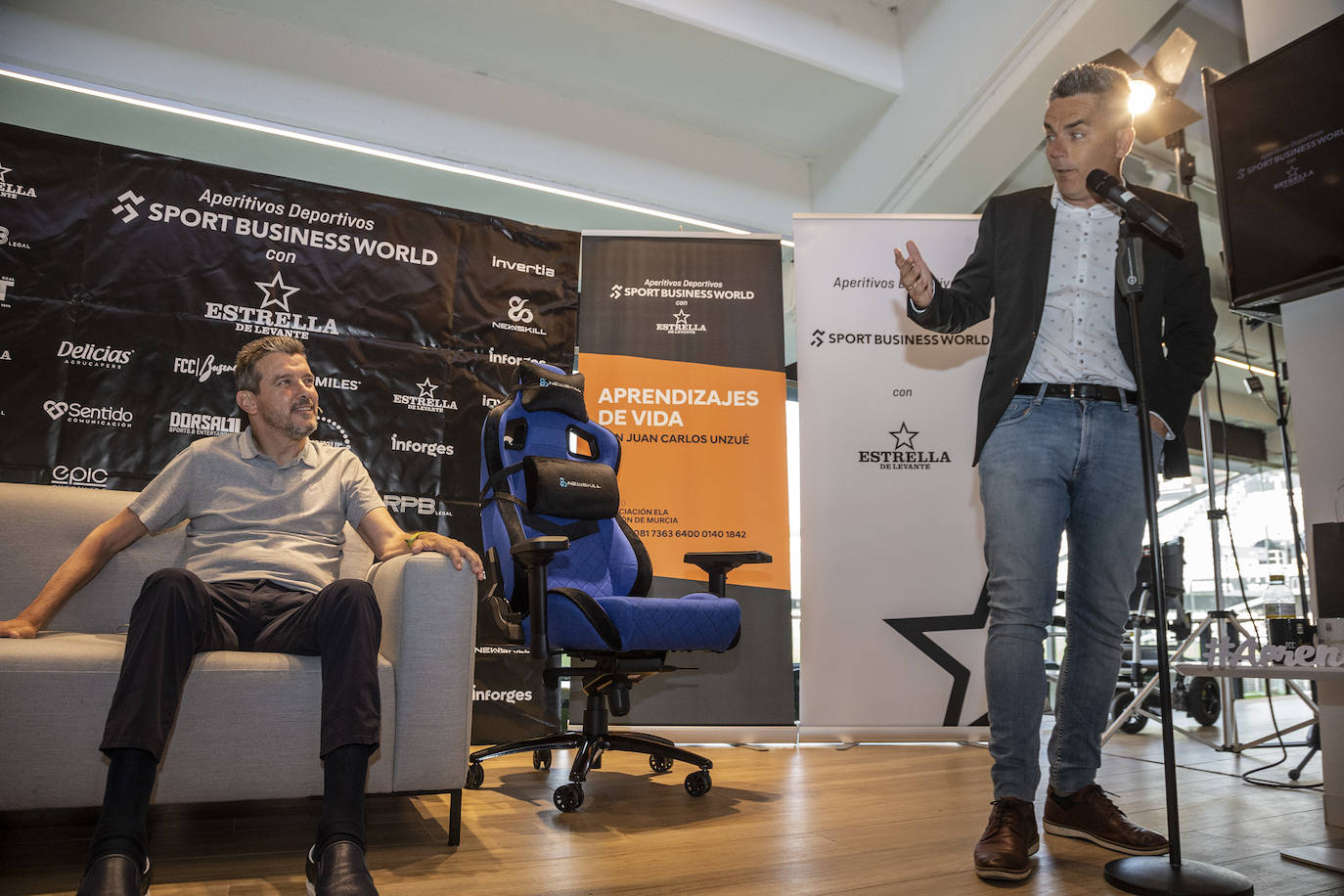 Fotos: Unzué regala una lección de vida en el Cartagonova