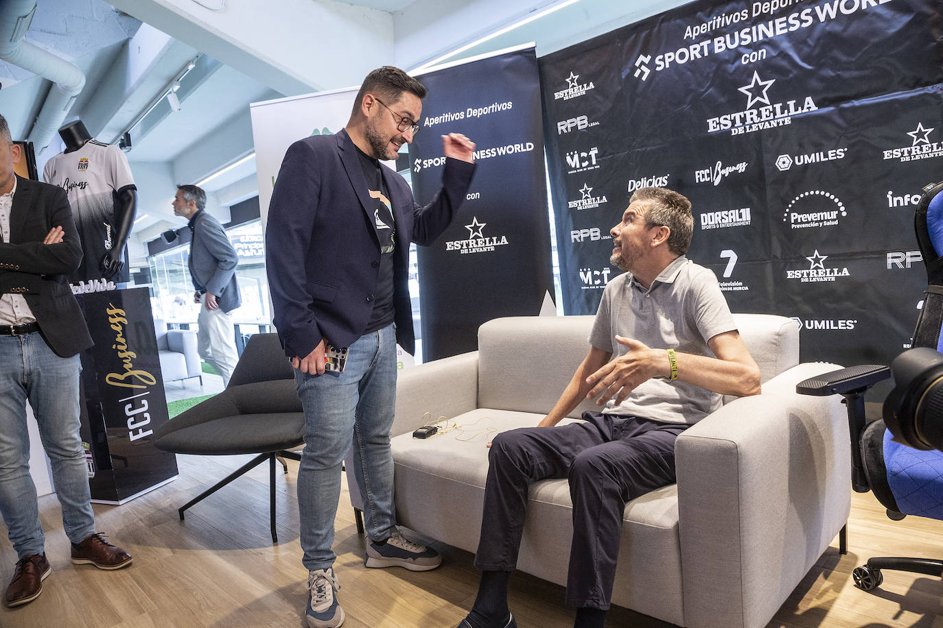 Fotos: Unzué regala una lección de vida en el Cartagonova